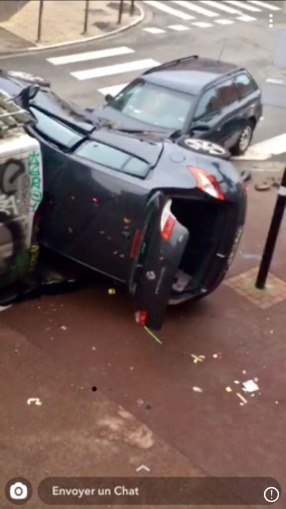 Accident, une voiture sur le flanc - Roubaix Web